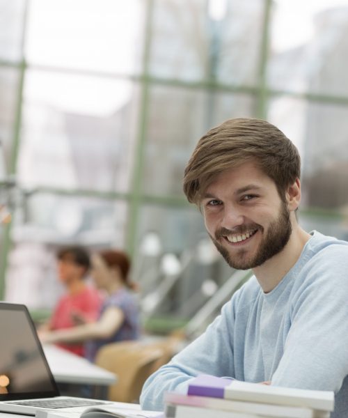 Porträt eines jungen, lernenden Studenten